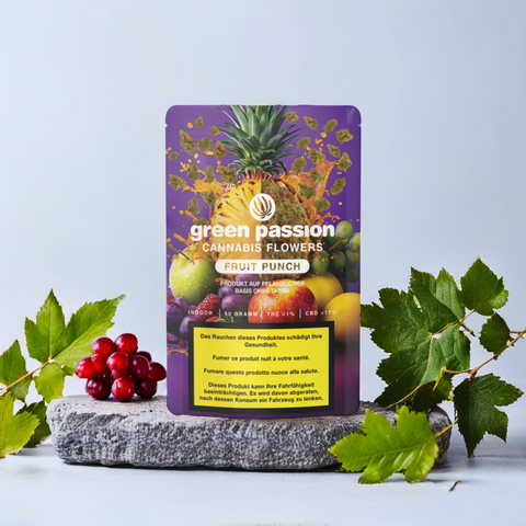 Nahaufnahme der Fruit Punch CBD Blüten von Green Passion – farbenfrohe Präsentation mit frischen Beeren und tropischen Akzenten, ideal für Fruchtliebhaber.