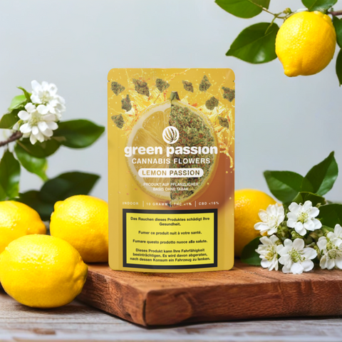 Nahaufnahme der Lemon Passion CBD Blüten von Green Passion – kunstvolle Präsentation mit frischen Zitronen und natürlichen Akzenten für ein fruchtiges Geschmackserlebnis.