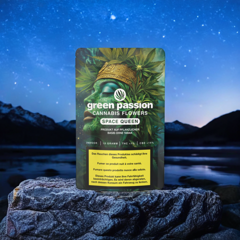 Space Queen CBD Blüten – Green Passion Indoor-Cannabisblüten in stilvoller Verpackung, präsentiert in einer natürlichen, atmosphärischen Umgebung.