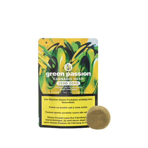 CBD Hash Zero Zero von Green Passion, aromatisch & weich, präsentiert mit Verpackung und Hasch-Stück. Indoor-Qualität mit hohem CBD-Gehalt.