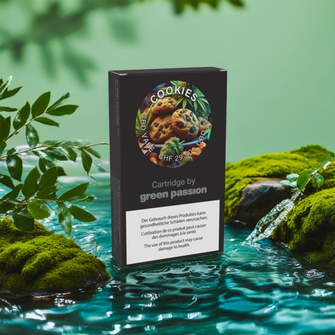 Nahaufnahme der CBD Vape Cartridge Cookies von Green Passion – stilvoll präsentiert auf einem naturverbundenen Hintergrund mit Wasser und Moos, hochwertige 1ml Kartusche mit 55% CBD und süssem Cookies-Aroma.